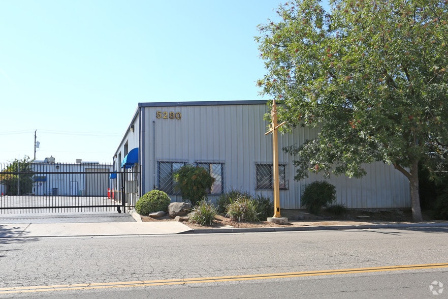 5282 E Pine Ave, Fresno, CA for lease - Building Photo - Image 2 of 8
