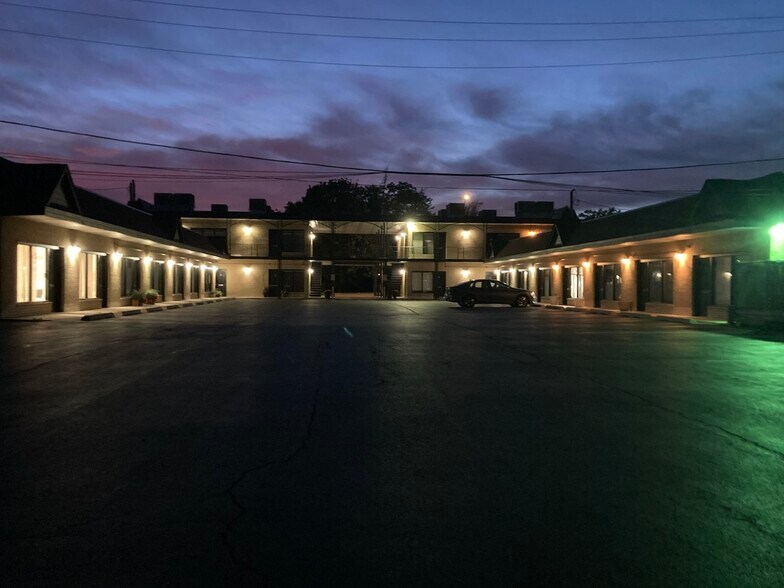 381 N York Rd, Elmhurst, IL à louer - Photo du bâtiment - Image 3 de 12