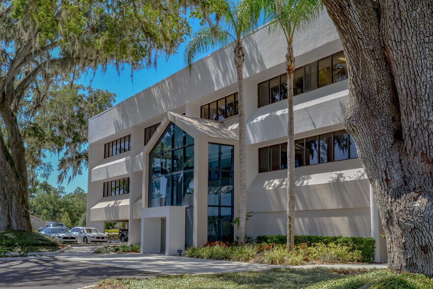 510 Vonderburg Dr, Brandon, FL à louer - Photo du bâtiment - Image 3 de 11