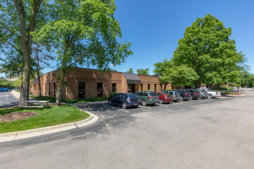 1300-1390 Eisenhower Pl, Ann Arbor, MI à louer - Photo du bâtiment - Image 2 de 2