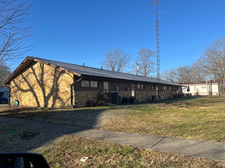 Rusty Manor portefeuille de 2 propriétés à vendre sur LoopNet.ca - Photo du bâtiment - Image 2 de 7