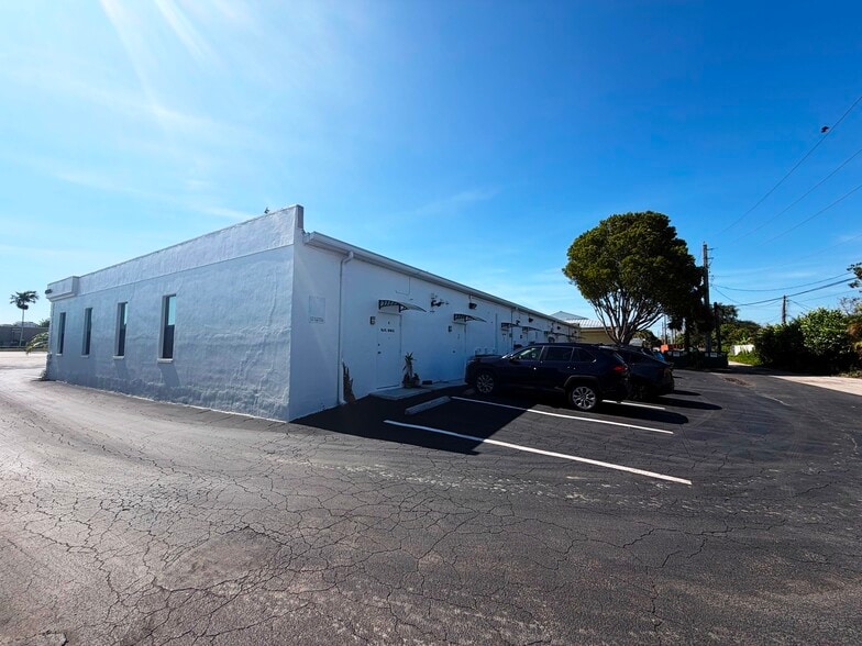 4444 Tamiami Trl N, Naples, FL for lease - Building Photo - Image 2 of 4