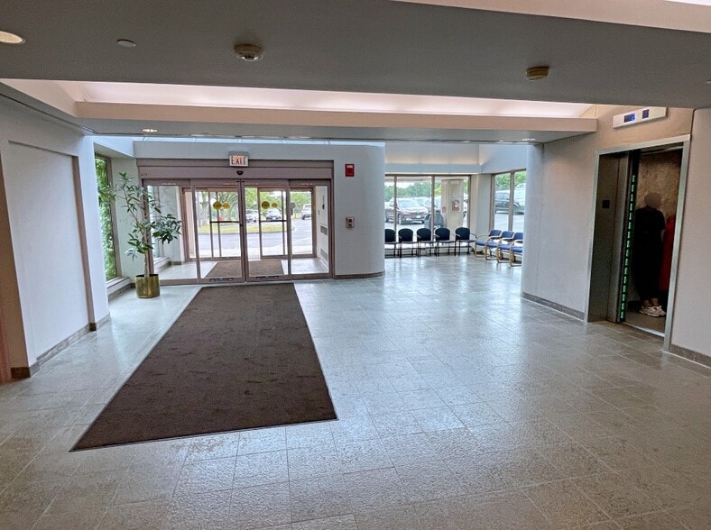 3 Woodland Rd, Stoneham, MA for lease - Lobby - Image 3 of 24