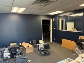 526-540 Enterprise Dr, Erlanger, KY for lease Interior Photo- Image 2 of 8