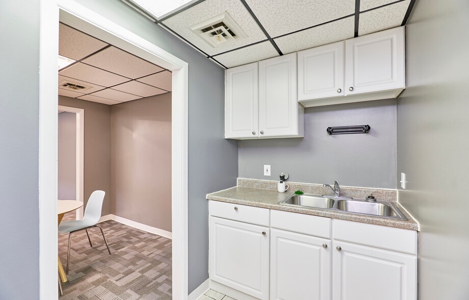 2101 Parkway Dr, Saint Peters, MO for lease - Interior Photo - Image 2 of 37