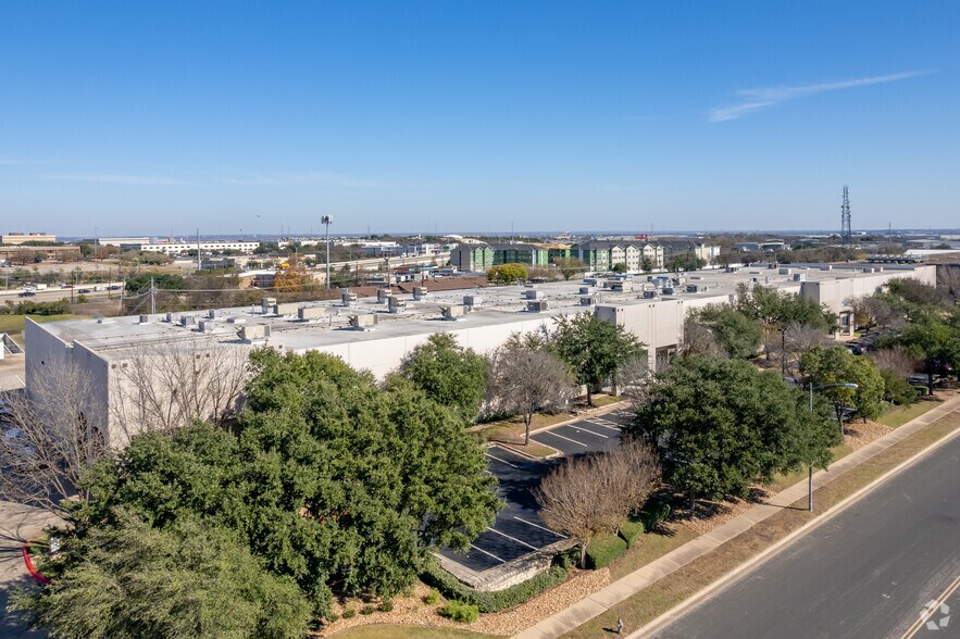 5810 Trade Center Dr, Austin, TX à louer - Photo du bâtiment - Image 3 de 6