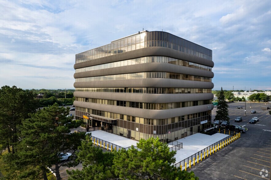 700 Dorval Dr, Oakville, ON à louer - Photo du bâtiment - Image 2 de 77