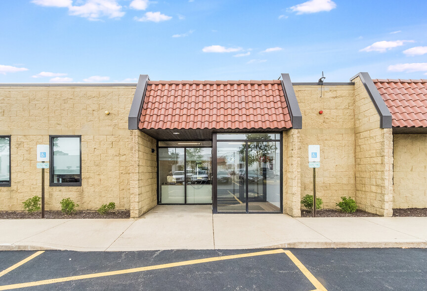 355 Smoke Tree Plaza Dr, North Aurora, IL for lease - Building Photo - Image 2 of 32