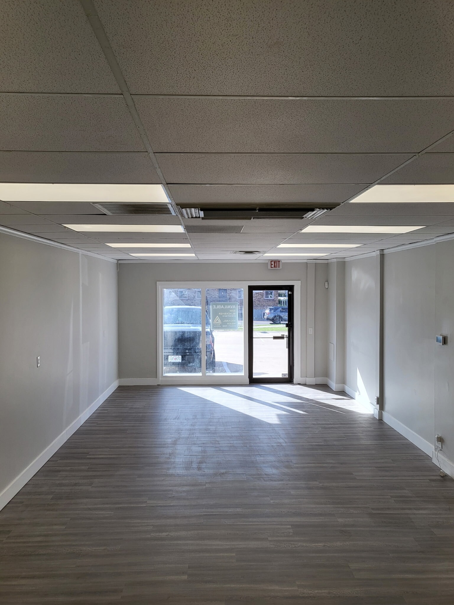 11109-11129 N Oak Tfwy, Kansas City, MO for lease Interior Photo- Image 1 of 3
