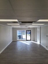 11109-11129 N Oak Tfwy, Kansas City, MO for lease Interior Photo- Image 1 of 3