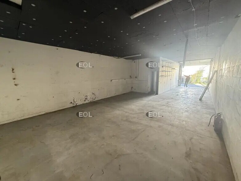 Flex in La Queue-en-Brie for lease - Interior Photo - Image 3 of 16