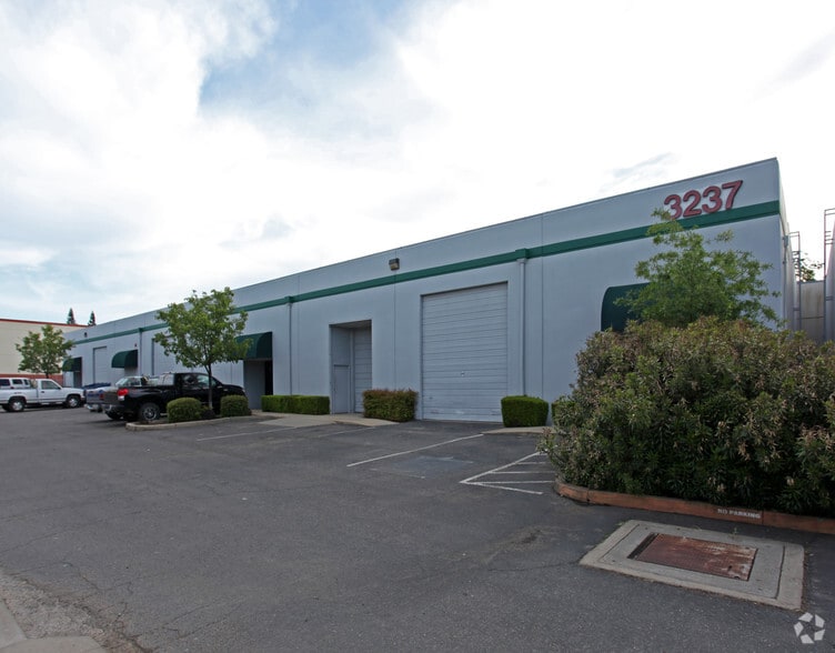 3239 Monier Cir, Rancho Cordova, CA for lease - Primary Photo - Image 1 of 10