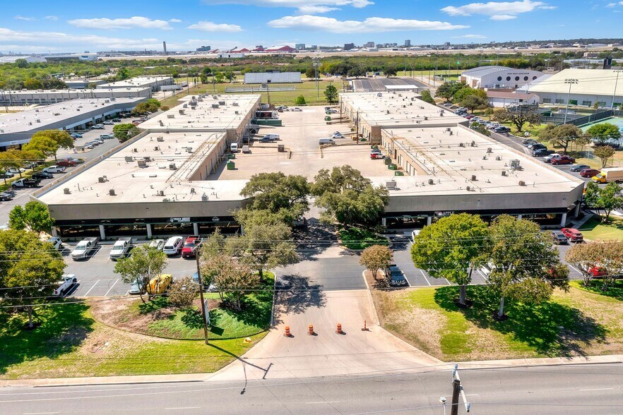 12005-12095 Starcrest Dr, San Antonio, TX à louer - Photo du bâtiment - Image 3 de 10