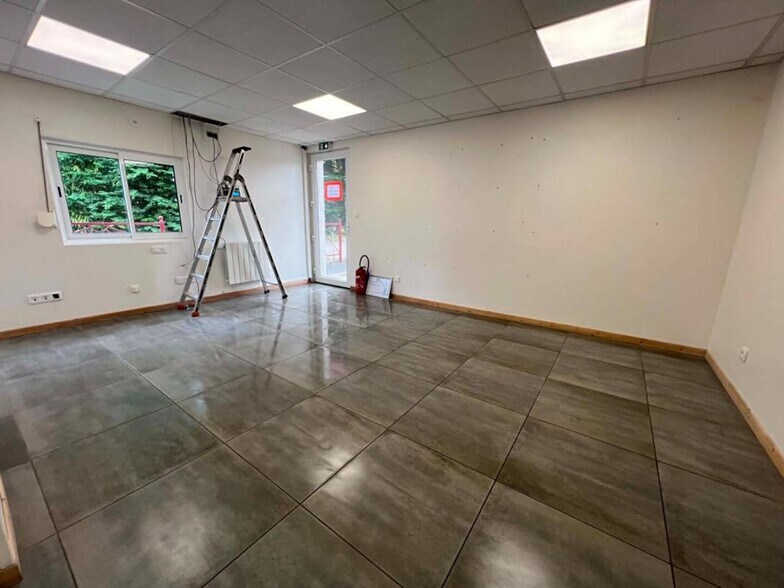 Industrial in Pontpoint for lease - Building Photo - Image 3 of 12