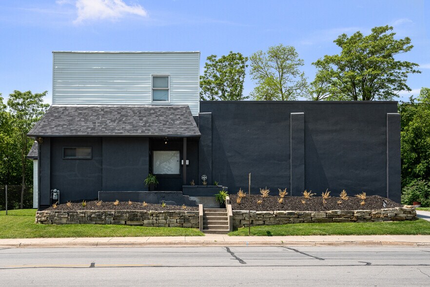 2400 24th St, Rock Island, IL for lease - Primary Photo - Image 1 of 35