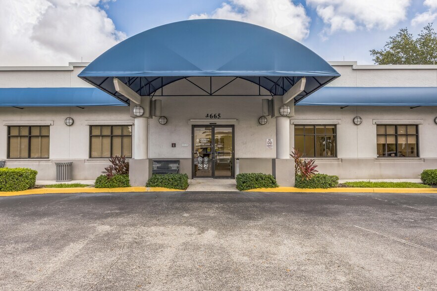 4665 S Congress Ave, Lake Worth, FL à louer - Photo du bâtiment - Image 2 de 15