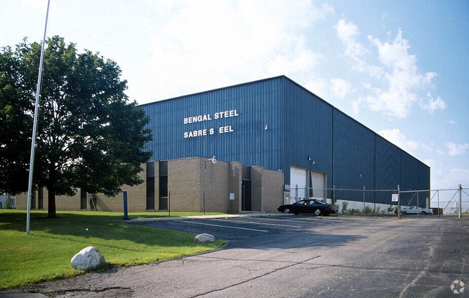 23680 Research Dr, Farmington Hills, MI à louer - Photo du bâtiment - Image 2 de 6