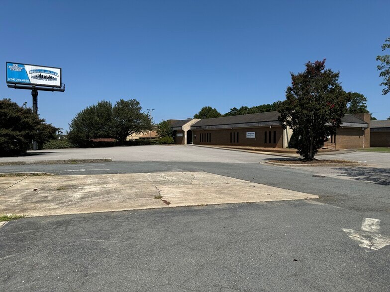 2208 W Roosevelt Blvd, Monroe, NC à louer - Photo du bâtiment - Image 2 de 23