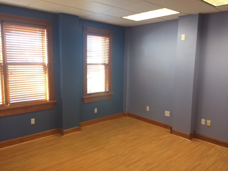 1 Center St, Southington, CT à louer - Photo intérieure - Image 3 de 18