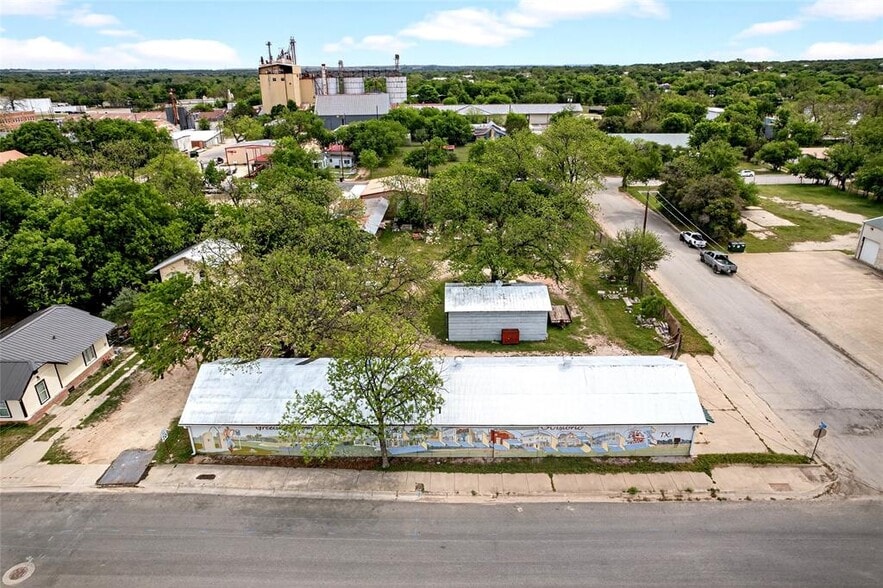 401 E 6th St, Lampasas, TX à vendre - Photo du bâtiment - Image 2 de 11