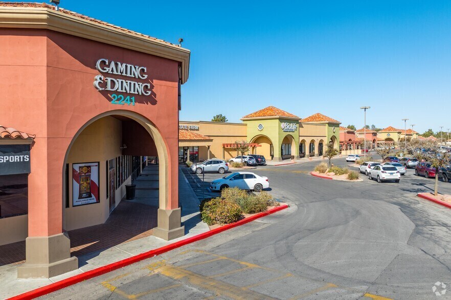 2241-2277 N Green Valley Pky, Henderson, NV à louer - Photo du bâtiment - Image 2 de 15