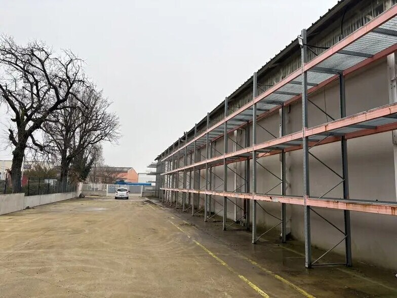 Flex dans Chassieu à louer - Photo du bâtiment - Image 3 de 6