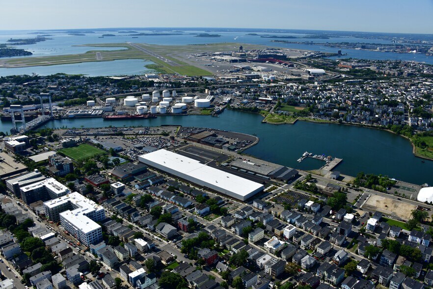 250 Marginal St, Chelsea, MA à louer - Photo du bâtiment - Image 2 de 9