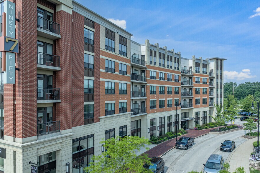 9750 Crescent Park Cir, Orland Park, IL à louer - Photo du bâtiment - Image 2 de 21