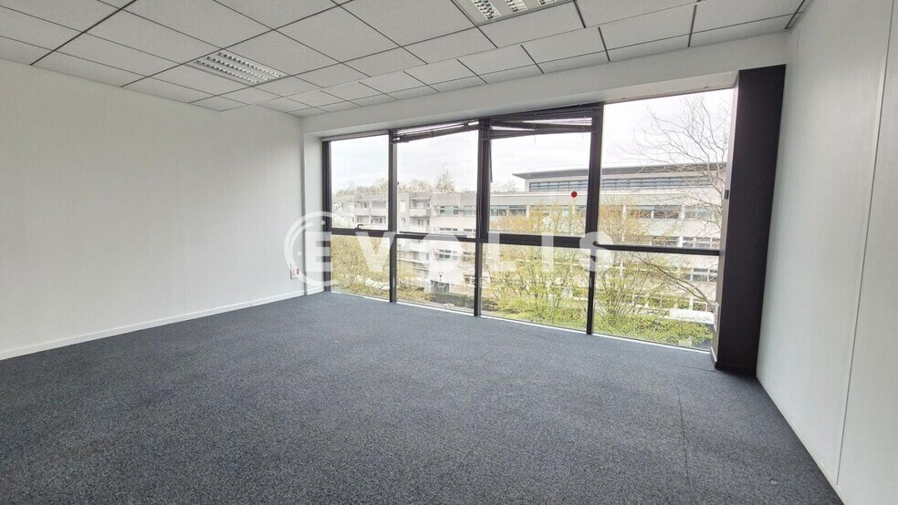 Office in Chelles for lease - Interior Photo - Image 2 of 10