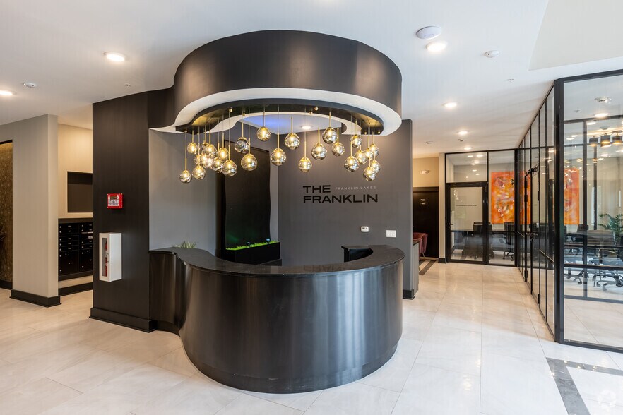 8 Tice Rd, Franklin Lakes, NJ à vendre - Photo du bâtiment - Image 2 de 29