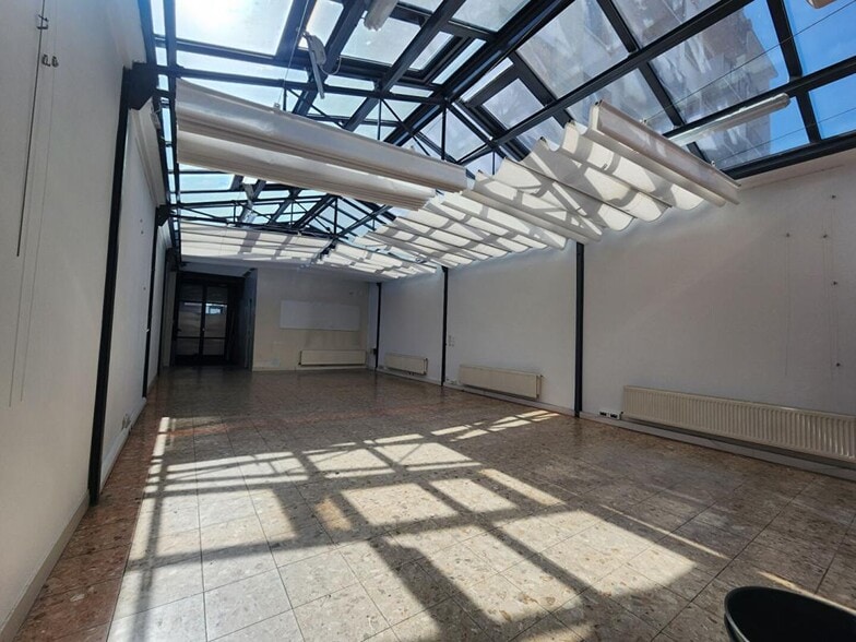 Retail in La Garenne-Colombes for lease - Building Photo - Image 3 of 7