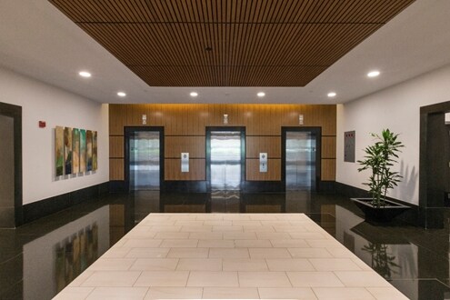 8521 Leesburg Pike, Vienna, VA à louer - Hall d’entrée - Image 2 de 11