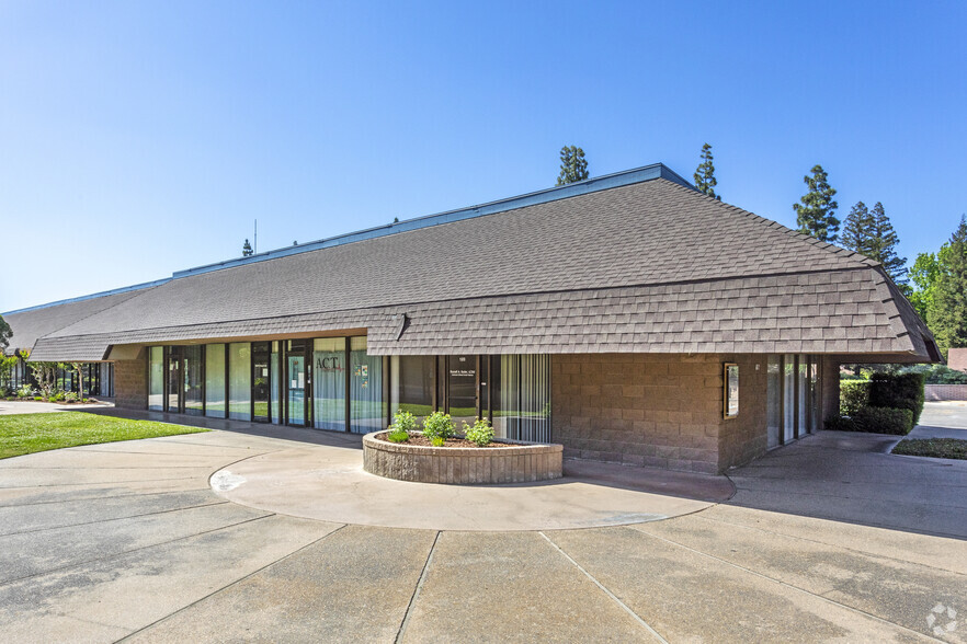 2350 W Shaw Ave, Fresno, CA for lease - Building Photo - Image 1 of 8