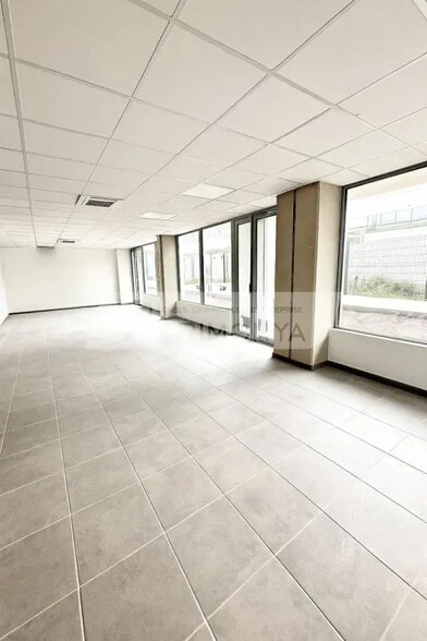 Office in Marseille for lease - Interior Photo - Image 3 of 3