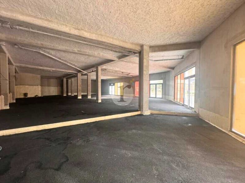 Retail in Wattrelos for lease - Building Photo - Image 2 of 5