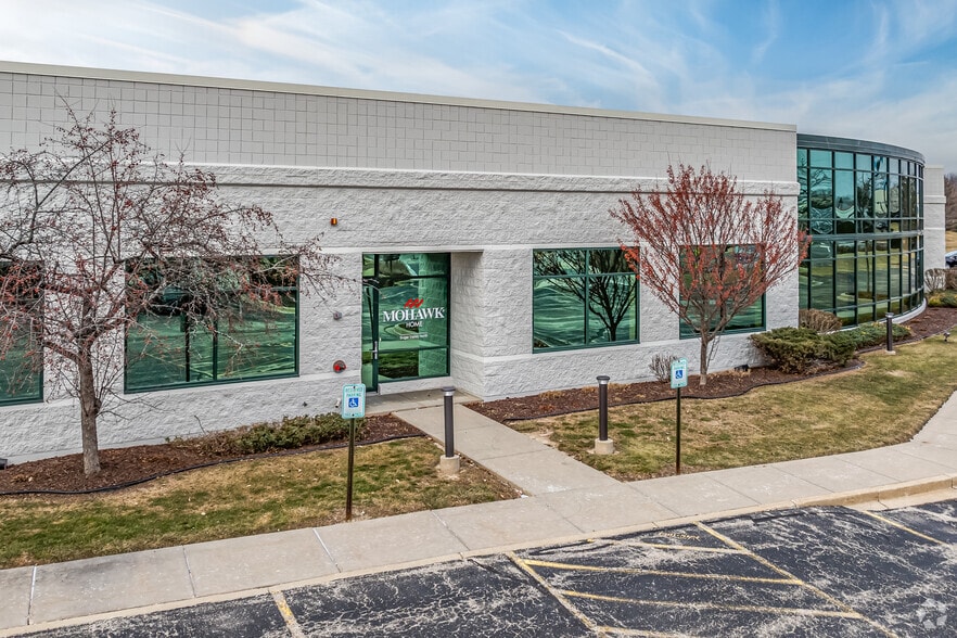 W165 N5815 Ridgewood Dr, Menomonee Falls, WI for lease - Building Photo - Image 1 of 10