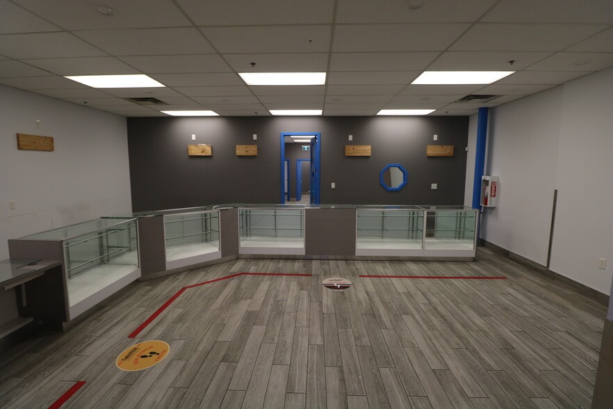 10008-10022 167 St NW, Edmonton, AB for lease - Building Photo - Image 2 of 15