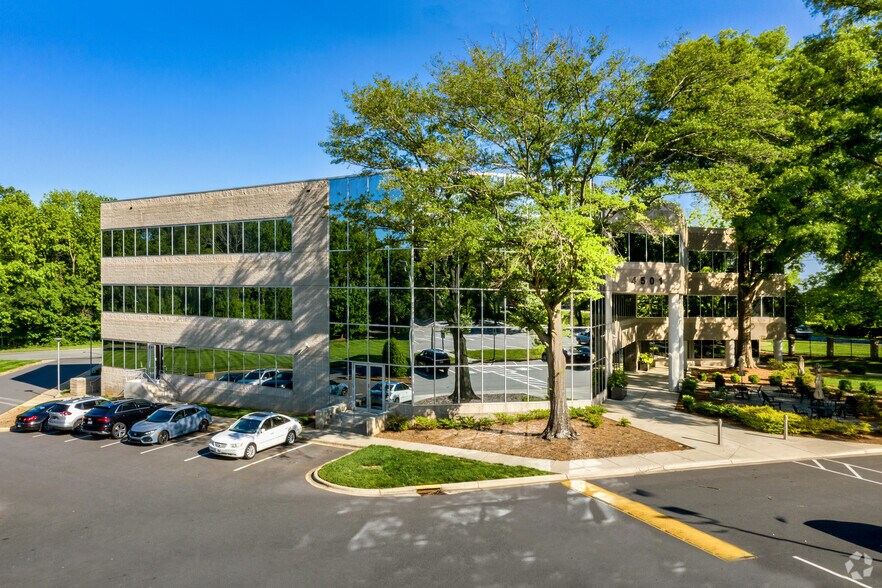 4501 Charlotte Park Dr, Charlotte, NC à louer - Photo du bâtiment - Image 2 de 4
