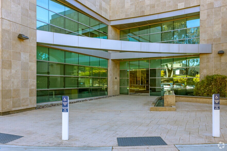 9685 Via Excelencia, San Diego, CA à louer - Photo du bâtiment - Image 3 de 10