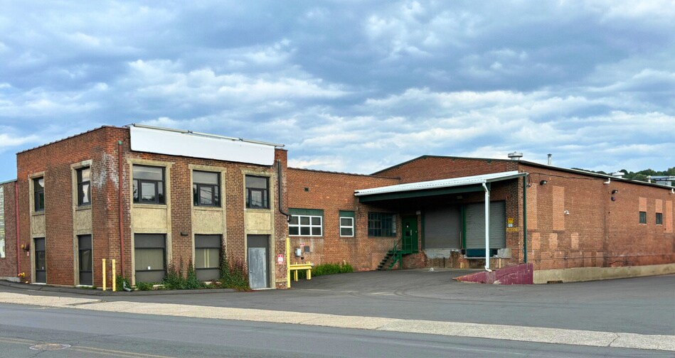 225 E Aurora St, Waterbury, CT à louer - Photo du bâtiment - Image 2 de 5