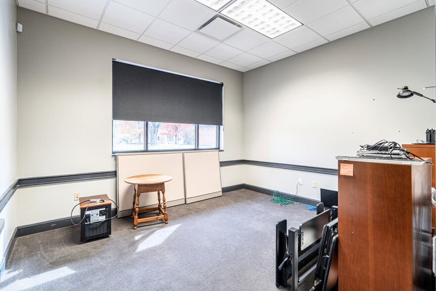 78 S Main St, Glen Carbon, IL for sale - Interior Photo - Image 3 of 17