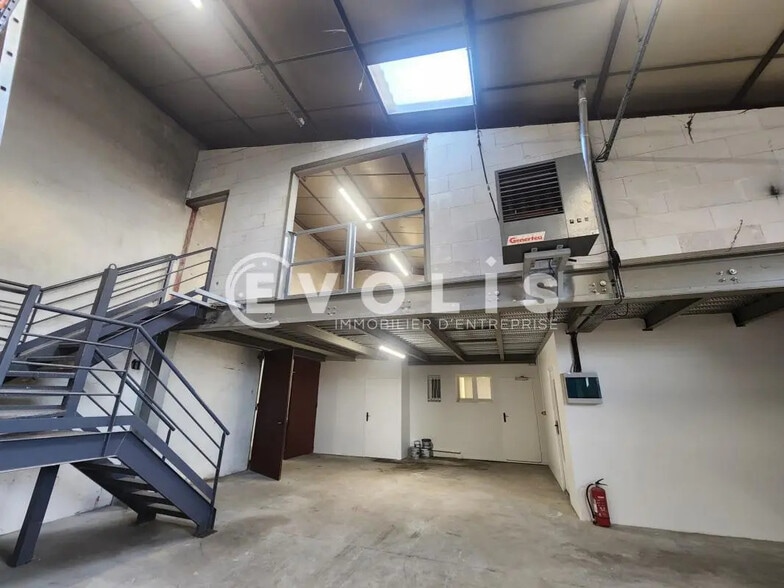 Bureau dans Bourgoin-Jallieu à louer - Photo du bâtiment - Image 3 de 21