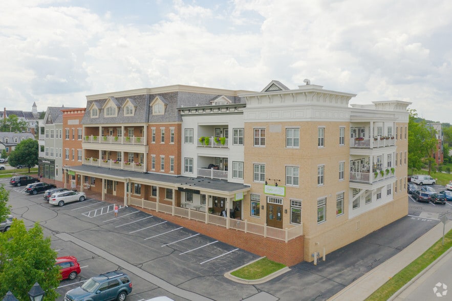 601-637 Genesee St, Delafield, WI à louer - Photo du bâtiment - Image 1 de 4