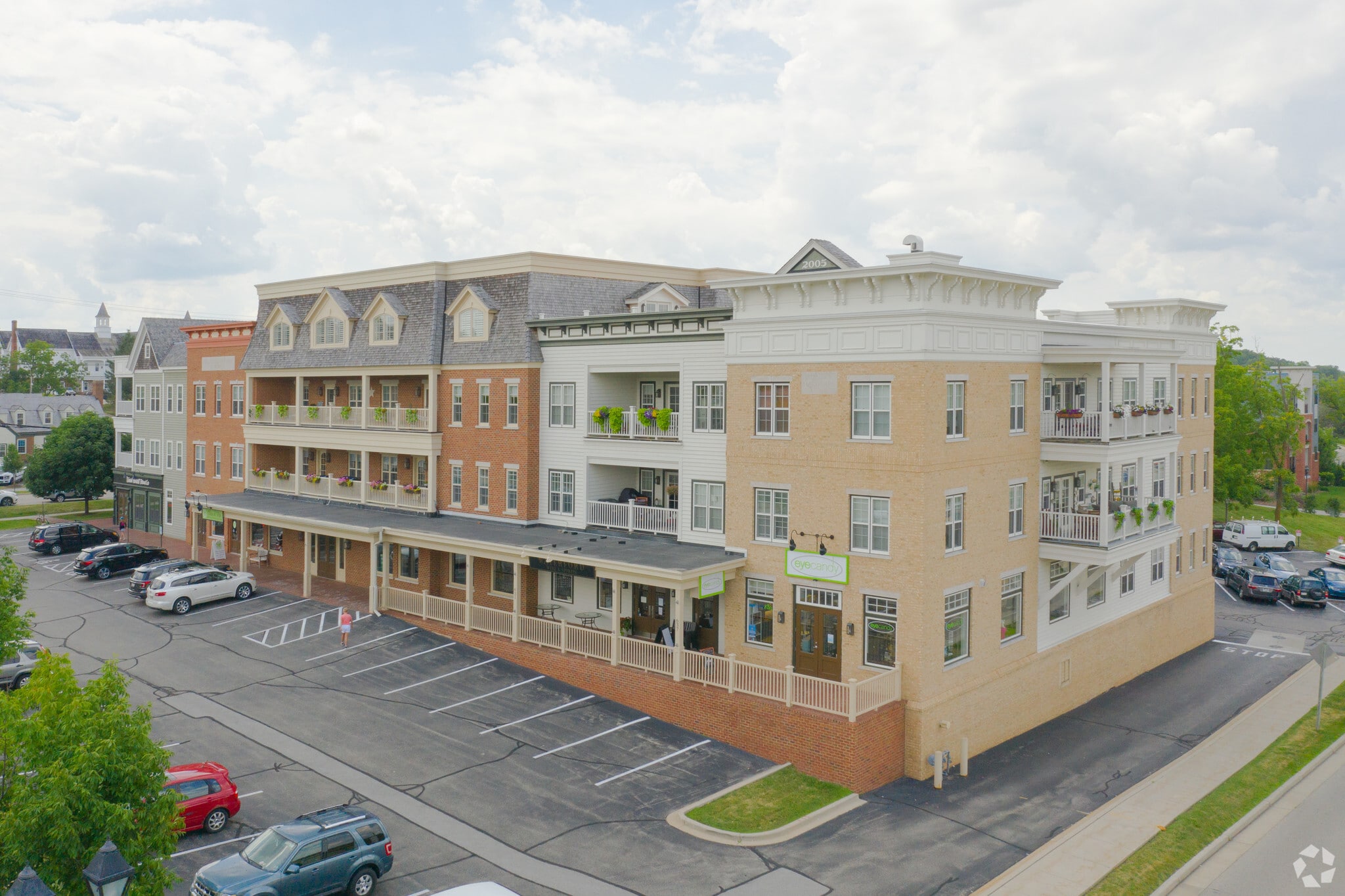 601-637 Genesee St, Delafield, WI à louer Photo du bâtiment- Image 1 de 5