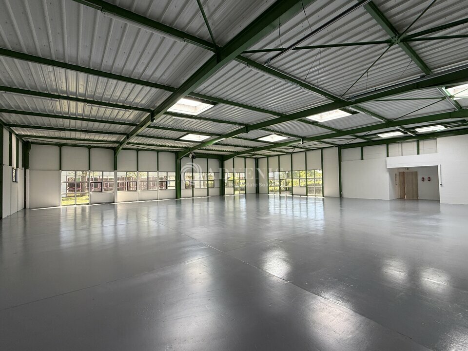 Flex in Saint-Thibault-des-Vignes for lease Interior Photo- Image 1 of 9