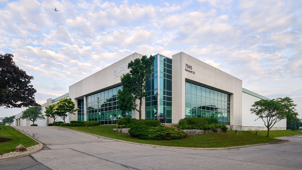 7045 Beckett Dr, Mississauga, ON for lease - Primary Photo - Image 1 of 6