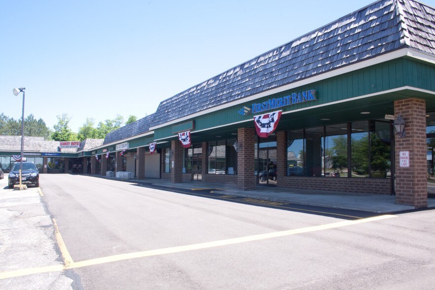 8389 Mayfield Rd, Chesterland, OH à louer - Photo du bâtiment - Image 3 de 5