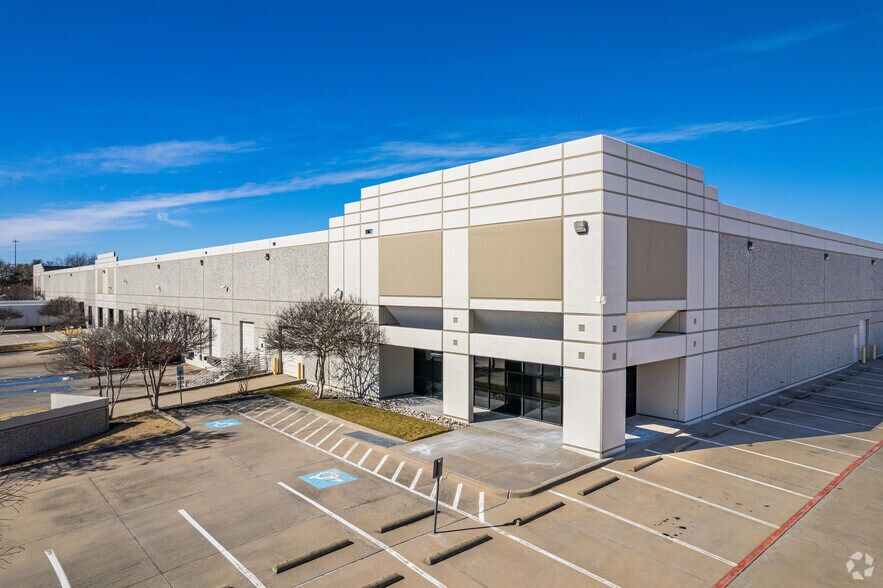 660 N Dorothy Dr, Richardson, TX à louer - Photo du bâtiment - Image 1 de 5