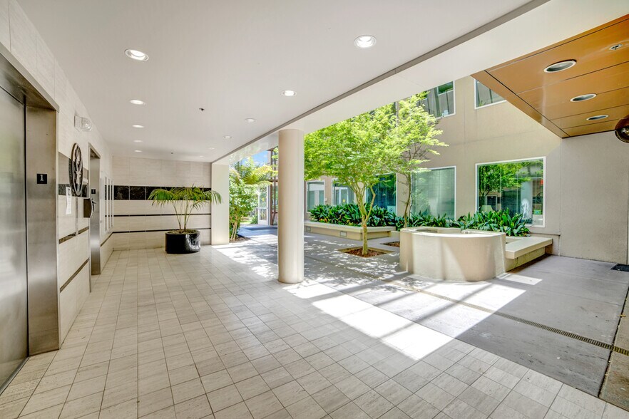 111 Deerwood Rd, San Ramon, CA à louer - Photo intérieure - Image 3 de 19