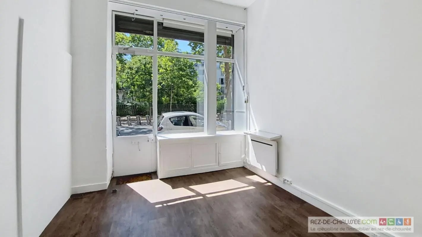 Retail in Paris for lease Interior Photo- Image 1 of 7